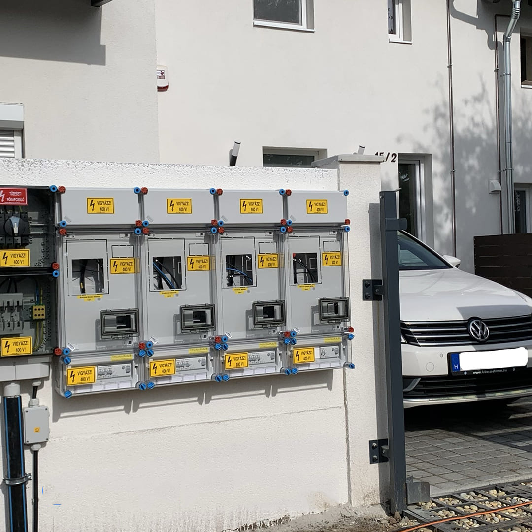 Egy villanyszerelő eon szabványos mérőhely közben Rakamazen