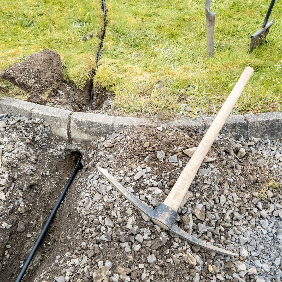 Egy villanyszerelő kábelcsatorna eltüntetése közben Zircon