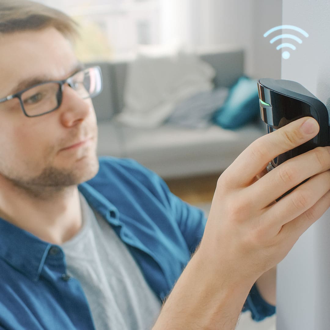 Egy villanyszerelő mozgásérzékelő bekötése közben Szabadszállásen