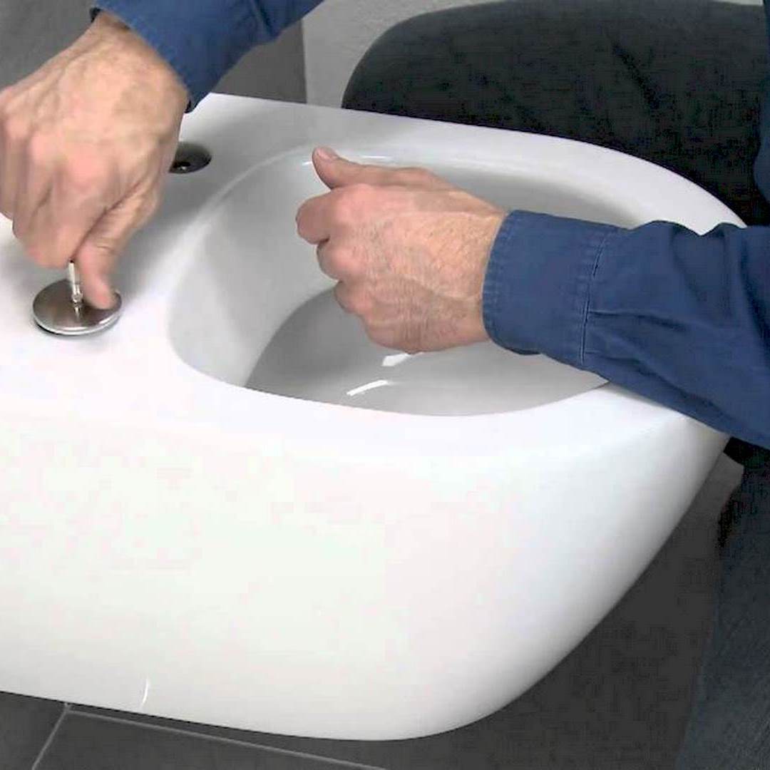 Egy wc tartály javítója, falba építhető wc tartály javítása közben Szegeden
