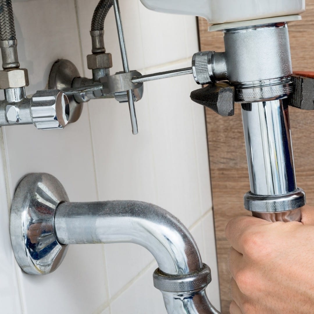 Egy wc tartály szerelője, falba építhető wc tartály szerelése közben Debrecenben