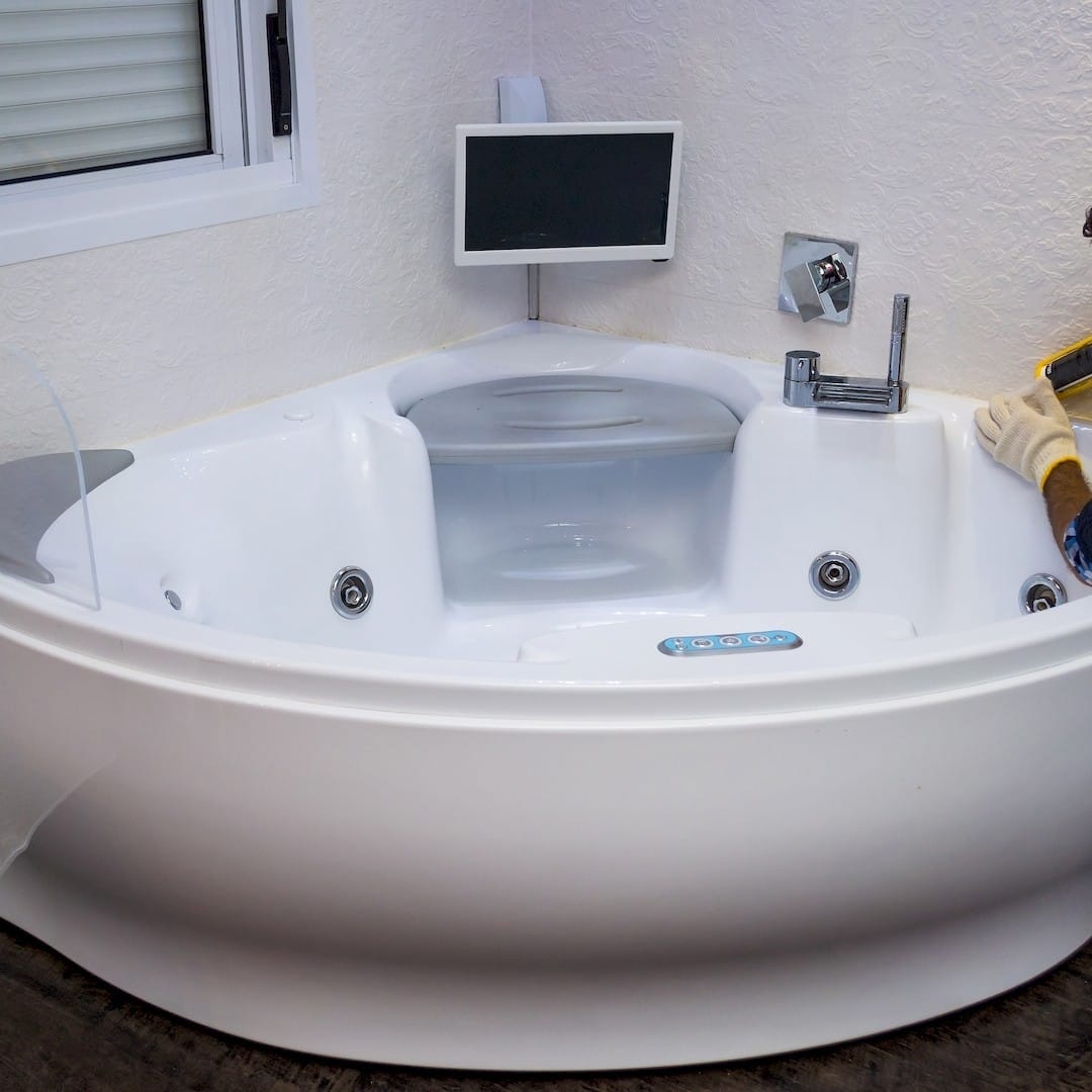 Egy szakember, aki a jacuzzi karbantartását végzi, jacuzzi karbantartás közben Nyergesújfaluen