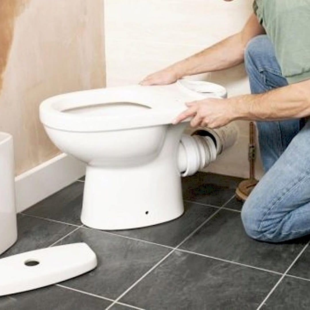 Egy szakember, wc beszerelése közben Gödön