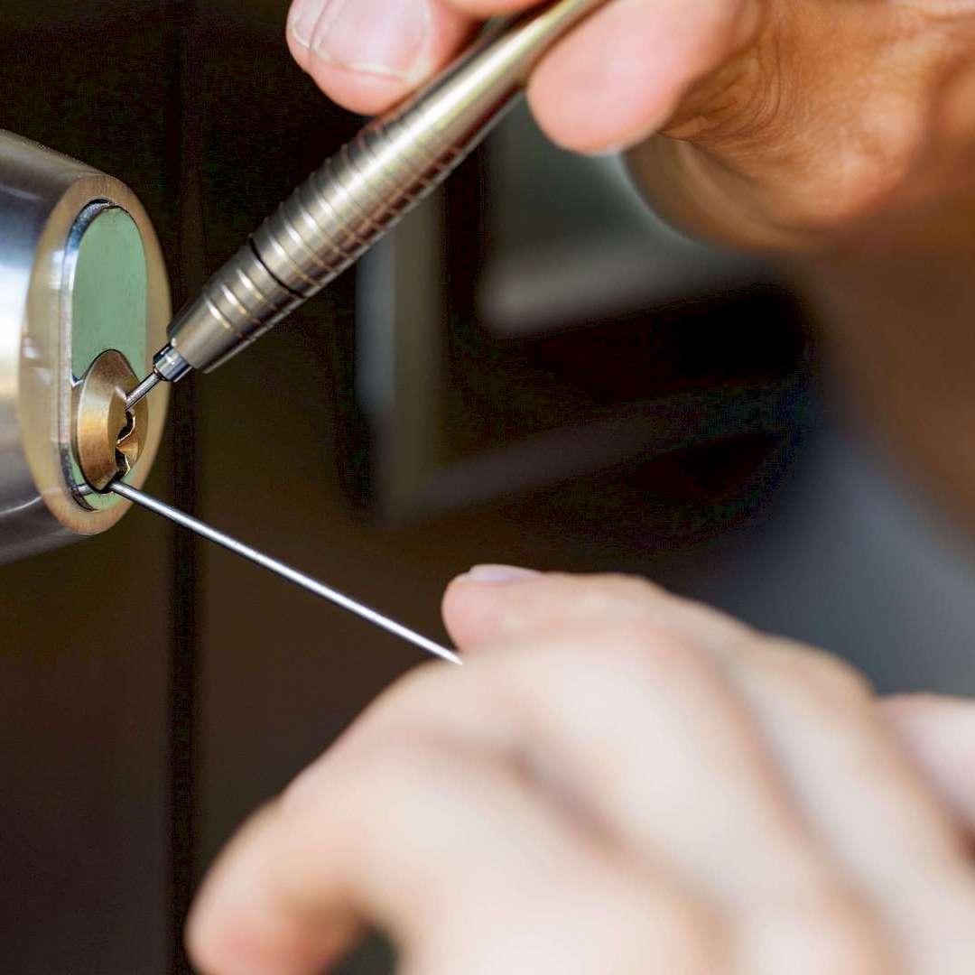 Egy zárszerelő zárnyitás közben Marcalien