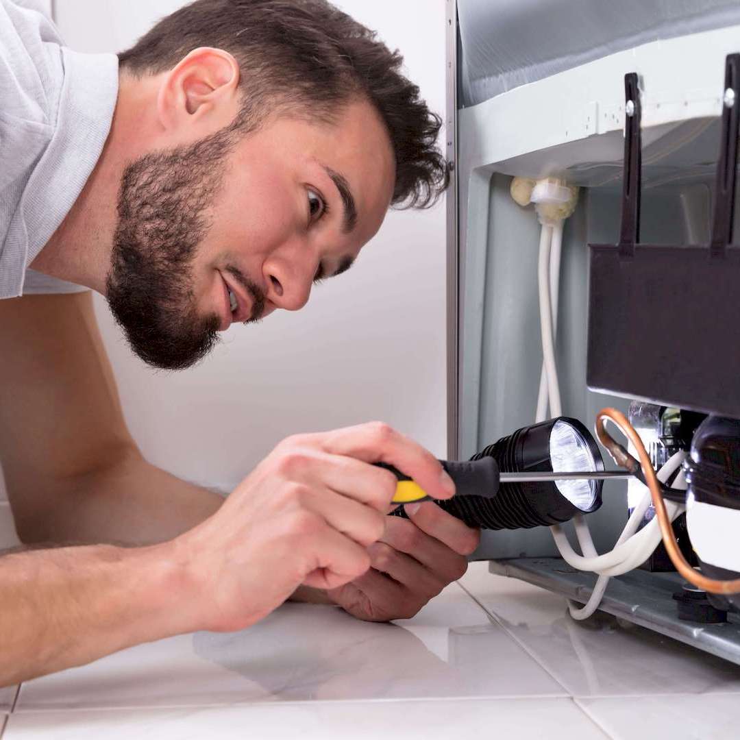 Egy szerelő konyhai robotgép javítás közben Nagykátan