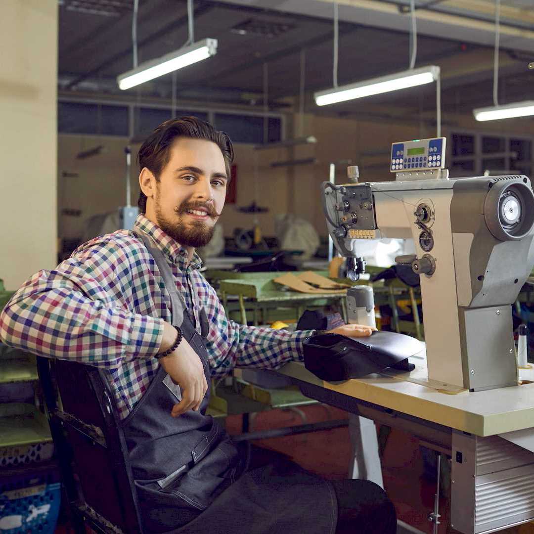 Egy varrógép szerelő varrógép motor javítás közben Győrben