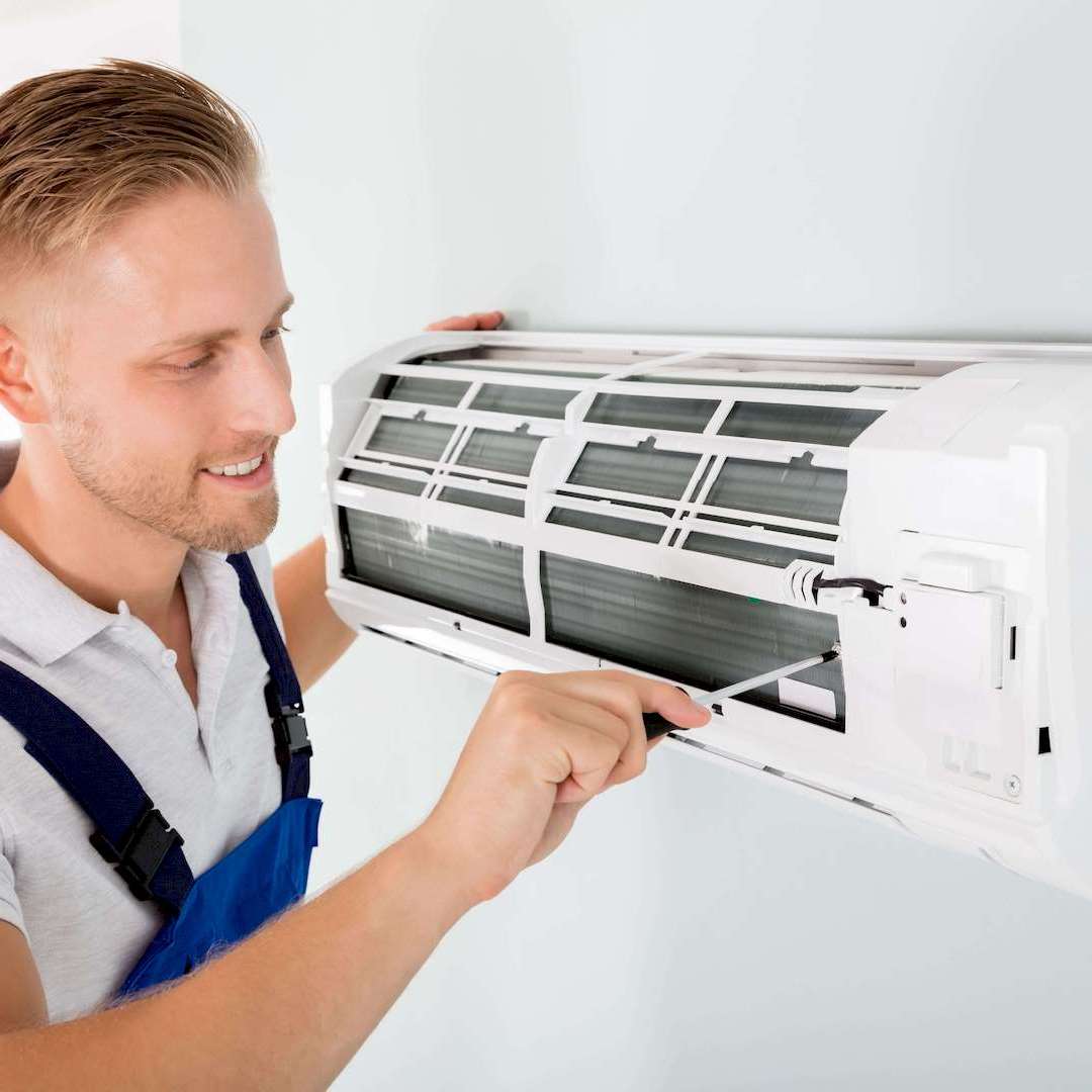 Egy klímaszerelő klíma panel javítás közben Miskolcon