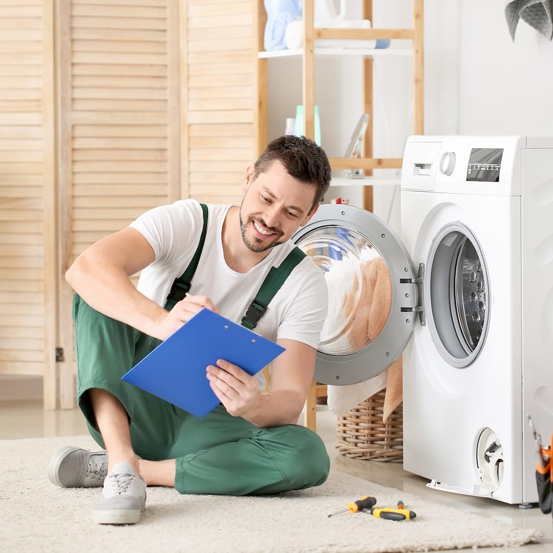 Egy mosógép szerelő lg mosógép szervíz közben Miskolcon