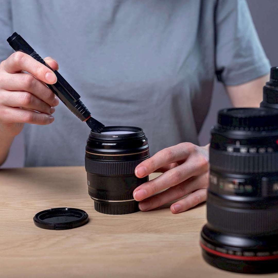 Egy fényképezőgép szerelő panasonic fényképezőgép javítás közben Nagykátan