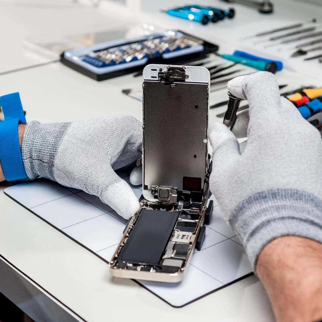 Egy telefon szerelő xiaomi akkumulátor csere közben Medgyesegyházan