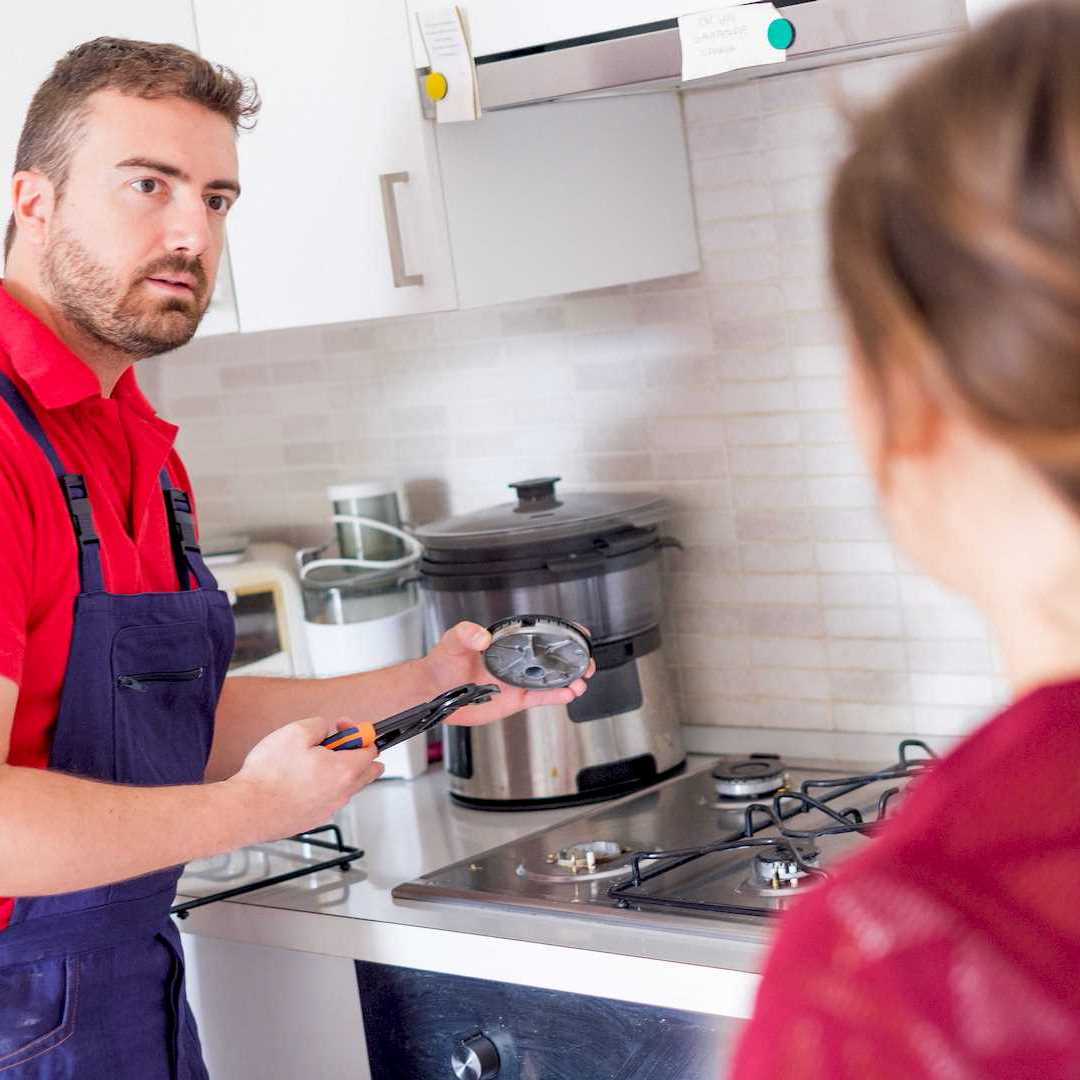 Egy gázszerelő gáztűzhely bekötés közben Pécsett