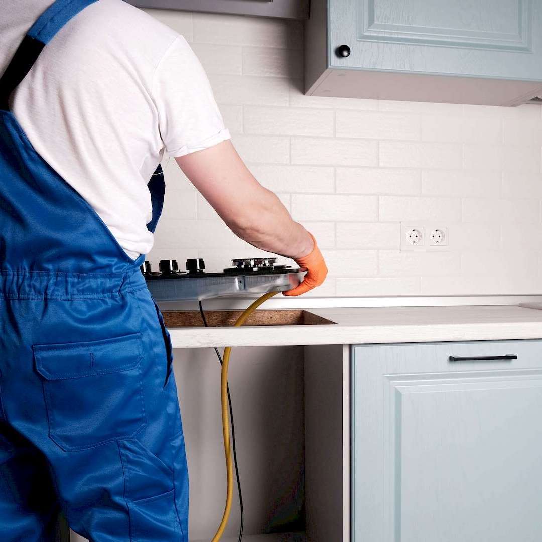 Egy háztartásigép szerelő indukciós főzőlap 2 fázisra bekötés közben Pálházan