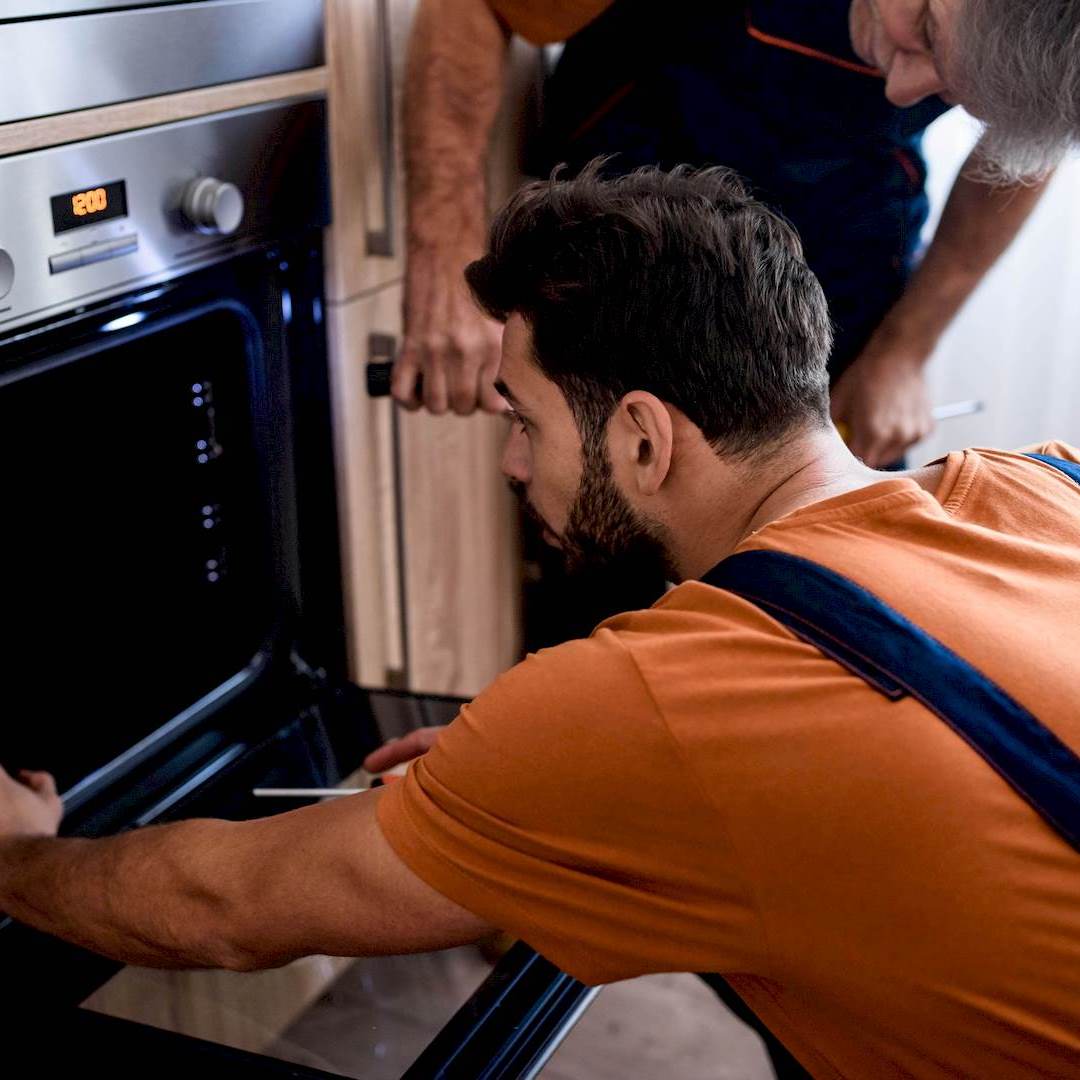 Egy háztartásigép szerelő whirlpool sütő szerelés közben Nagymarosen