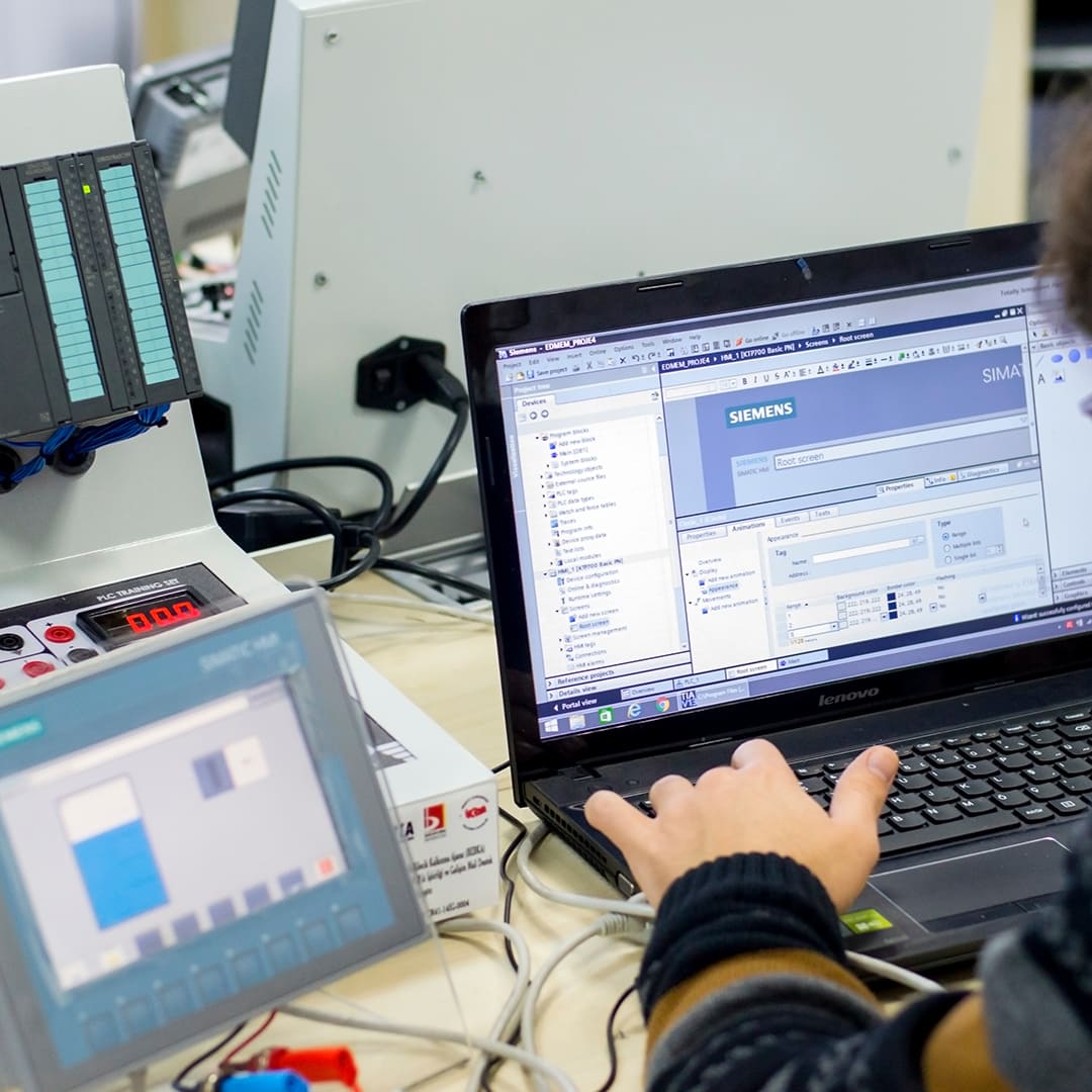 PLC programozás profi szakember által