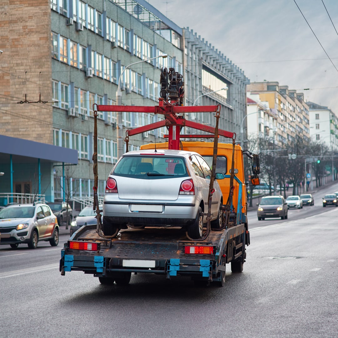Egy autómentő darus autómentő közben Balassagyarmaton
