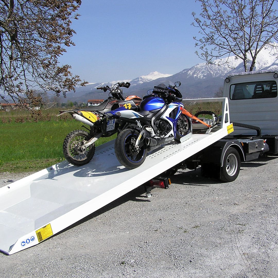 Egy autómentő motorszállítás közben Sarkaden