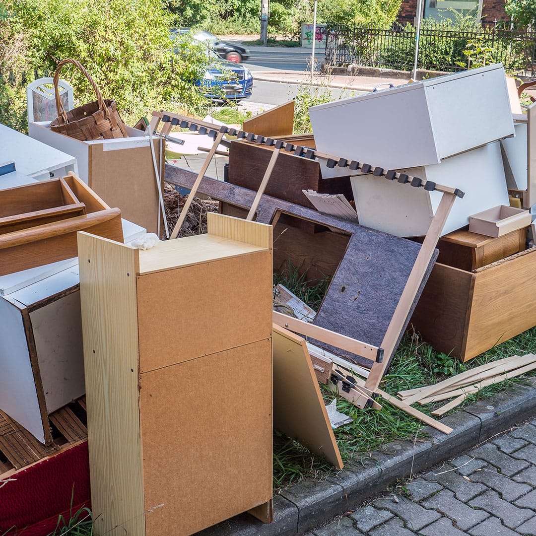 Egy szállító bútor lomtalanítás közben Polgárdien
