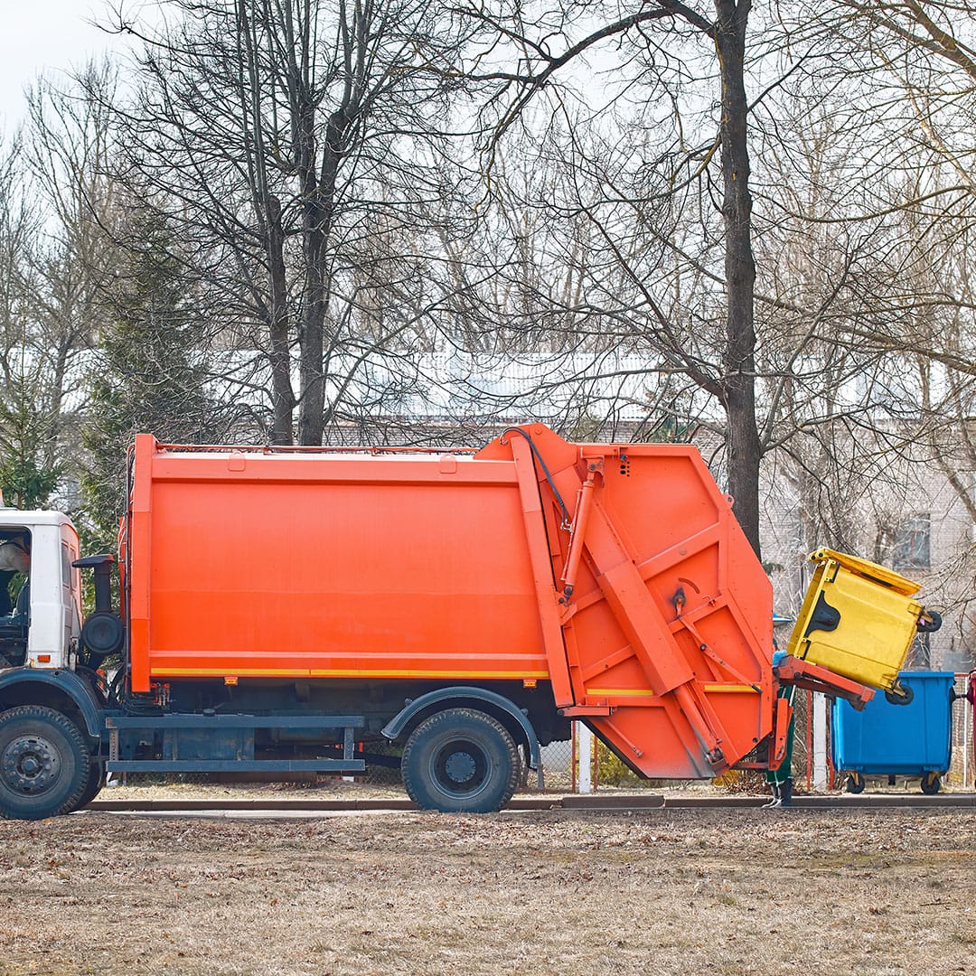 Egy szállító kommunális hulladék szállítás közben Pécsett