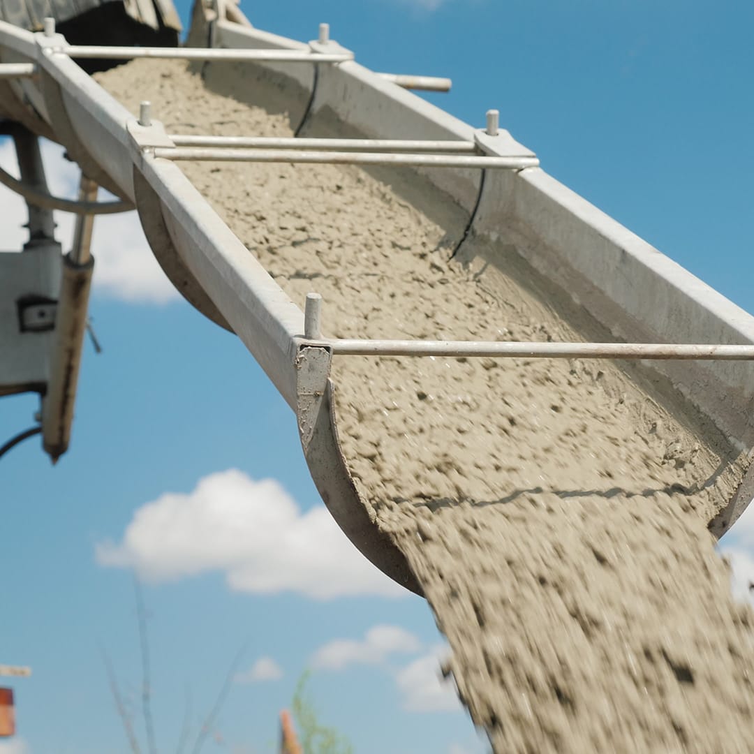 Egy teherszállító beton szállítás közben Balassagyarmaton