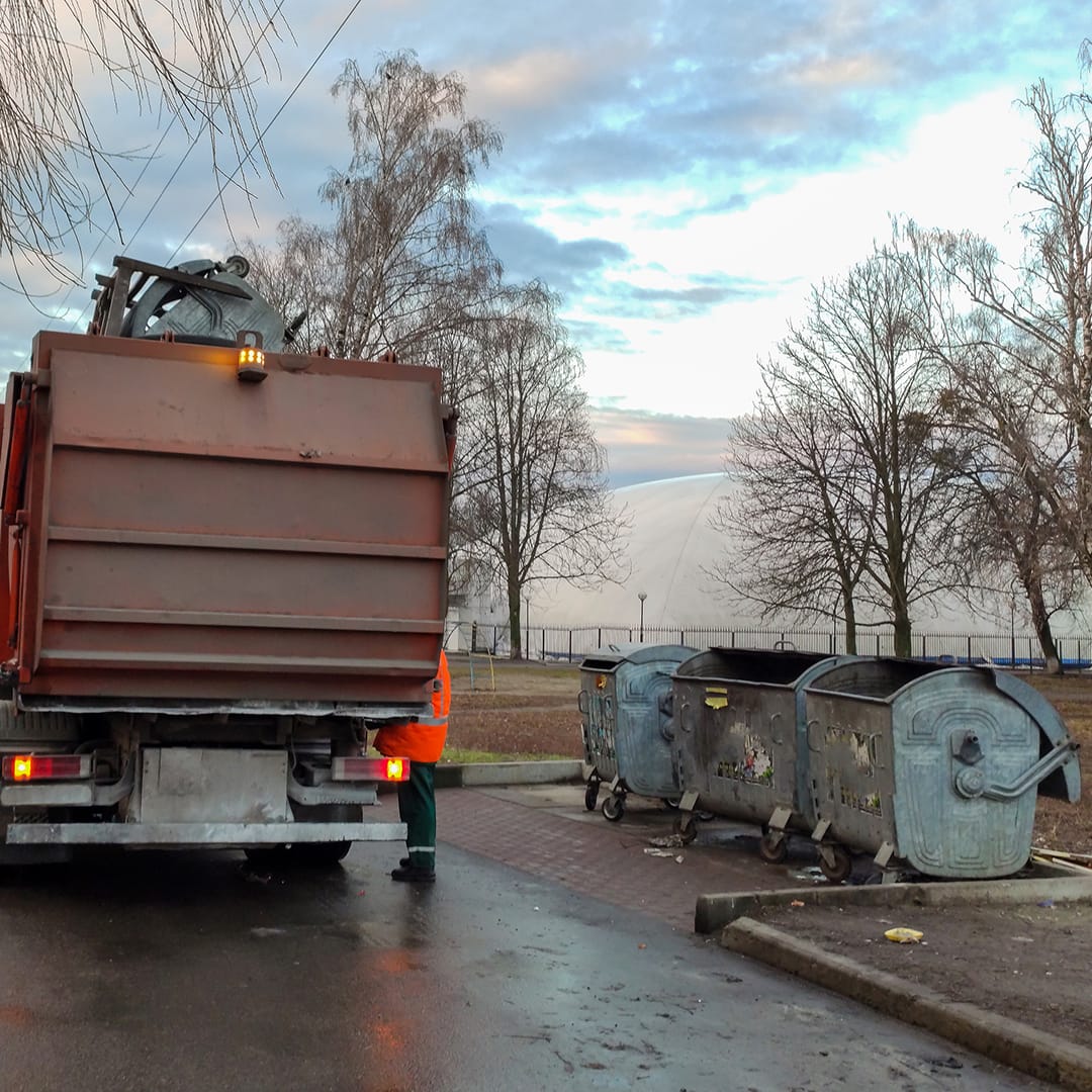 Egy teherszállító kuka szállítás közben Pécsett