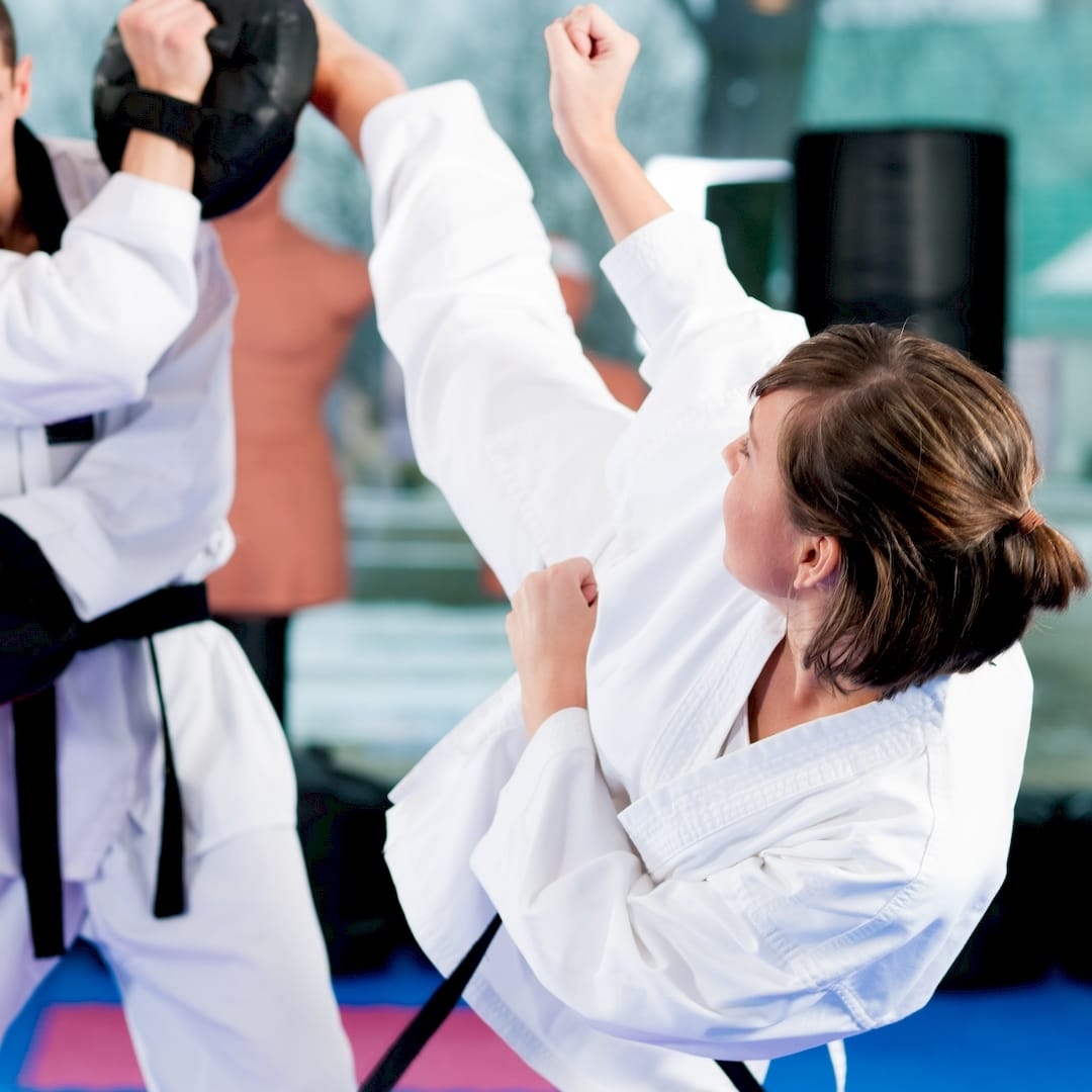 Egy küzdősport edző aikido edzés közben Ócsan