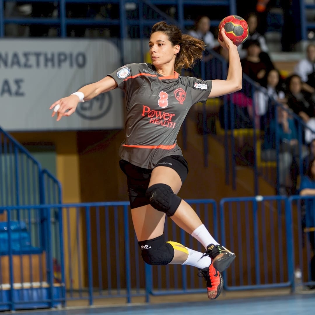Egy sportedző amatőr női kézilabda edzés közben Pilisen