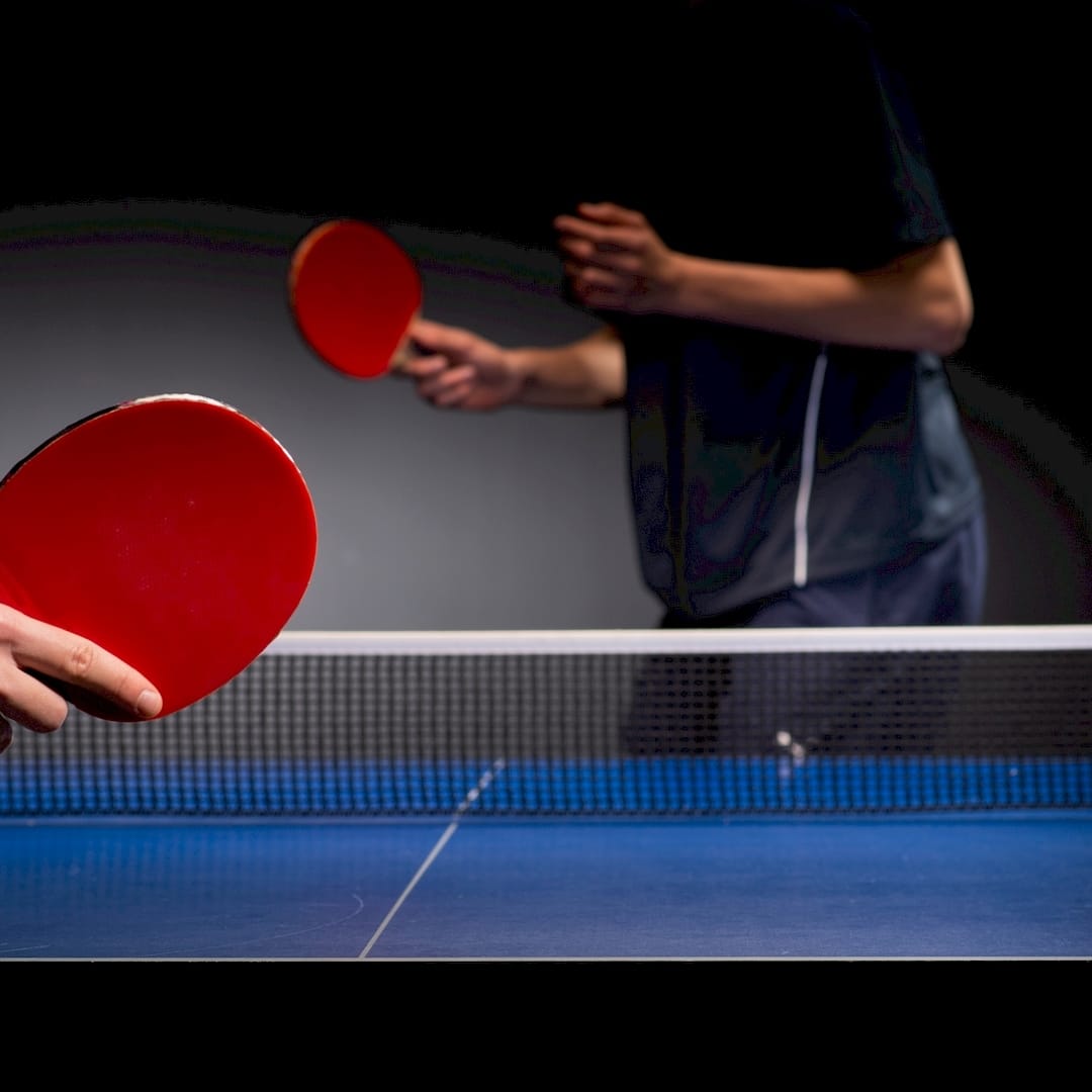 Egy sportedző asztalitenisz edzés közben Sarkaden