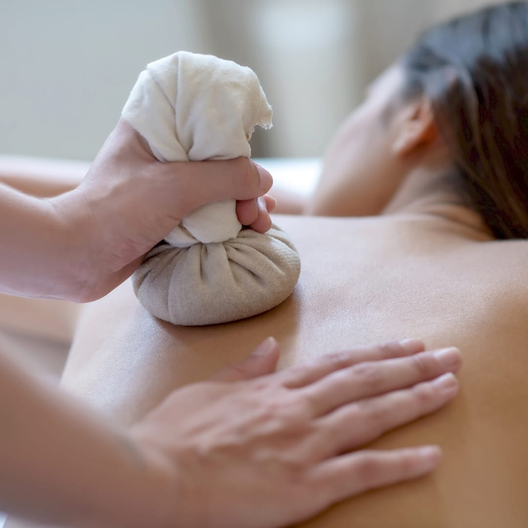 Egy masszőr ayurveda masszázs közben Sajóbábonyen