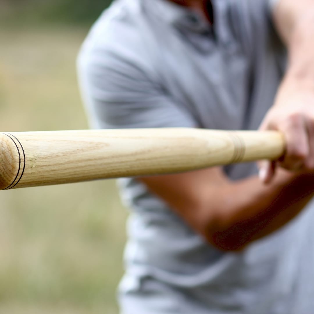 Egy sportedző baseball edzés közben Pilisen