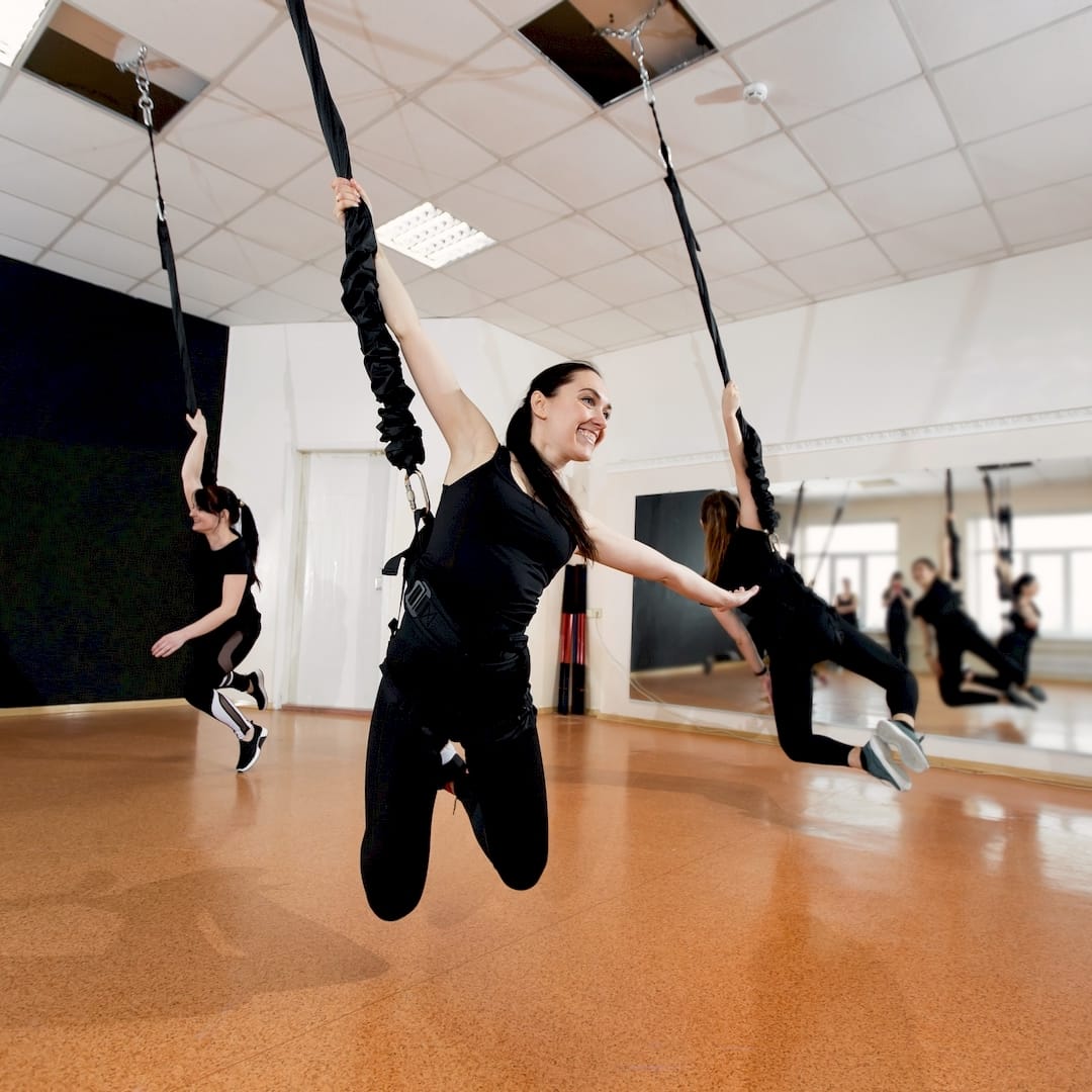 Egy edző bungee fit edzés közben Kalocsán