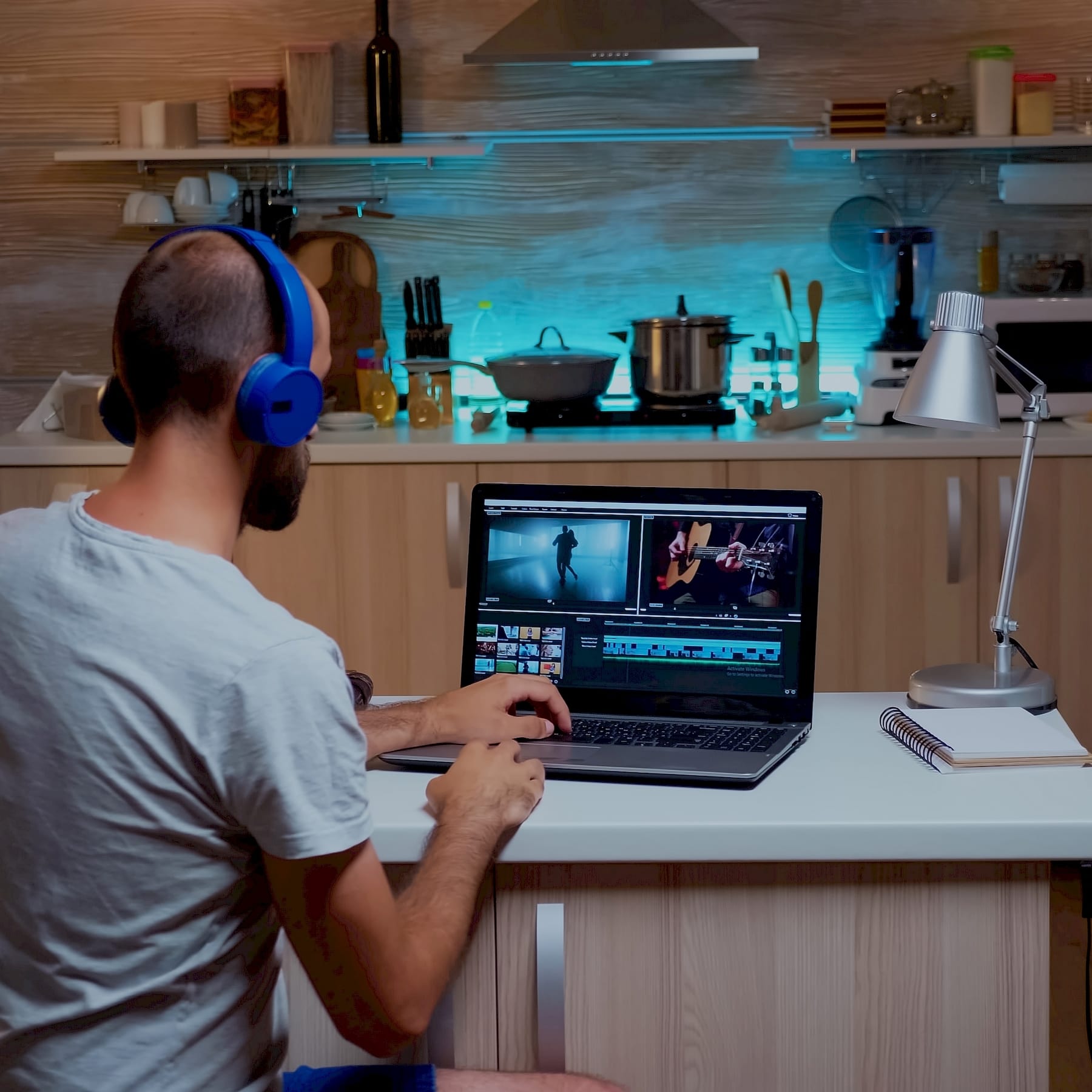 Egy videószerkesztő video vágás közben Pápan