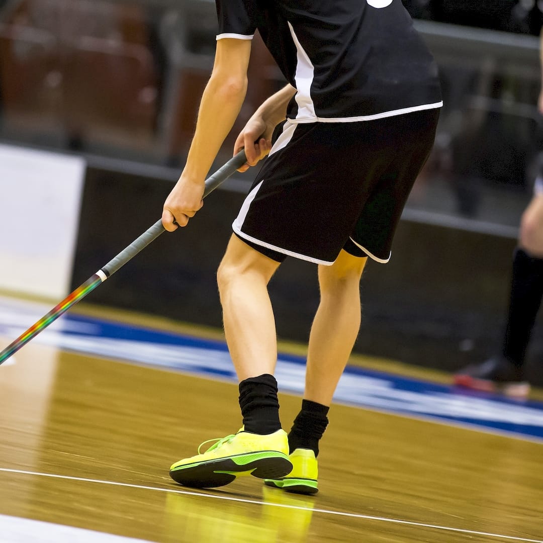 Egy sportedző floorball edzés közben Pilisen