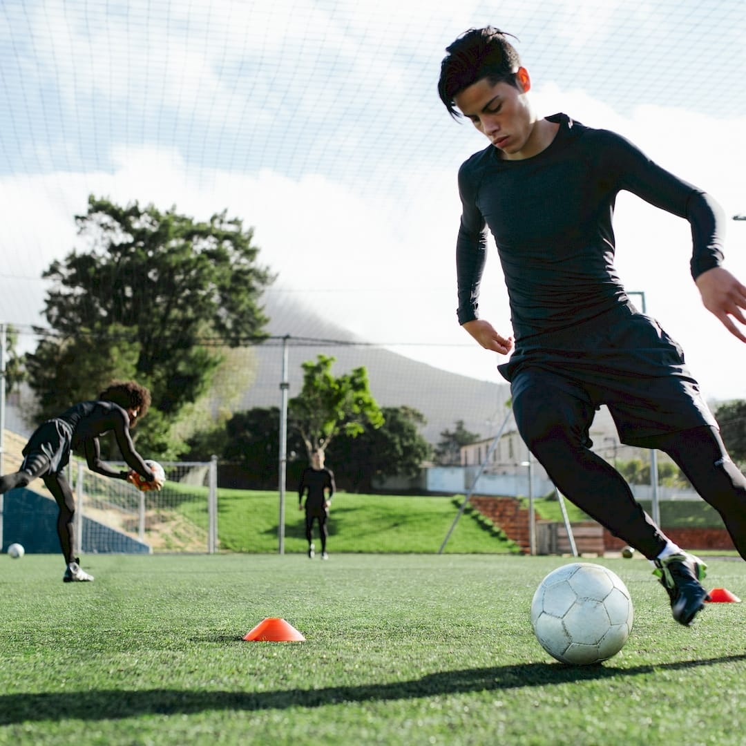 Egy sportedző futball edzés közben Pilisen