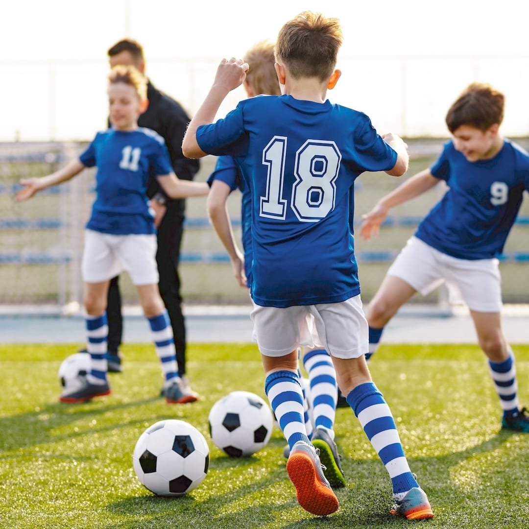 Egy edző futsal edzés gyerekeknek közben Szentendreen