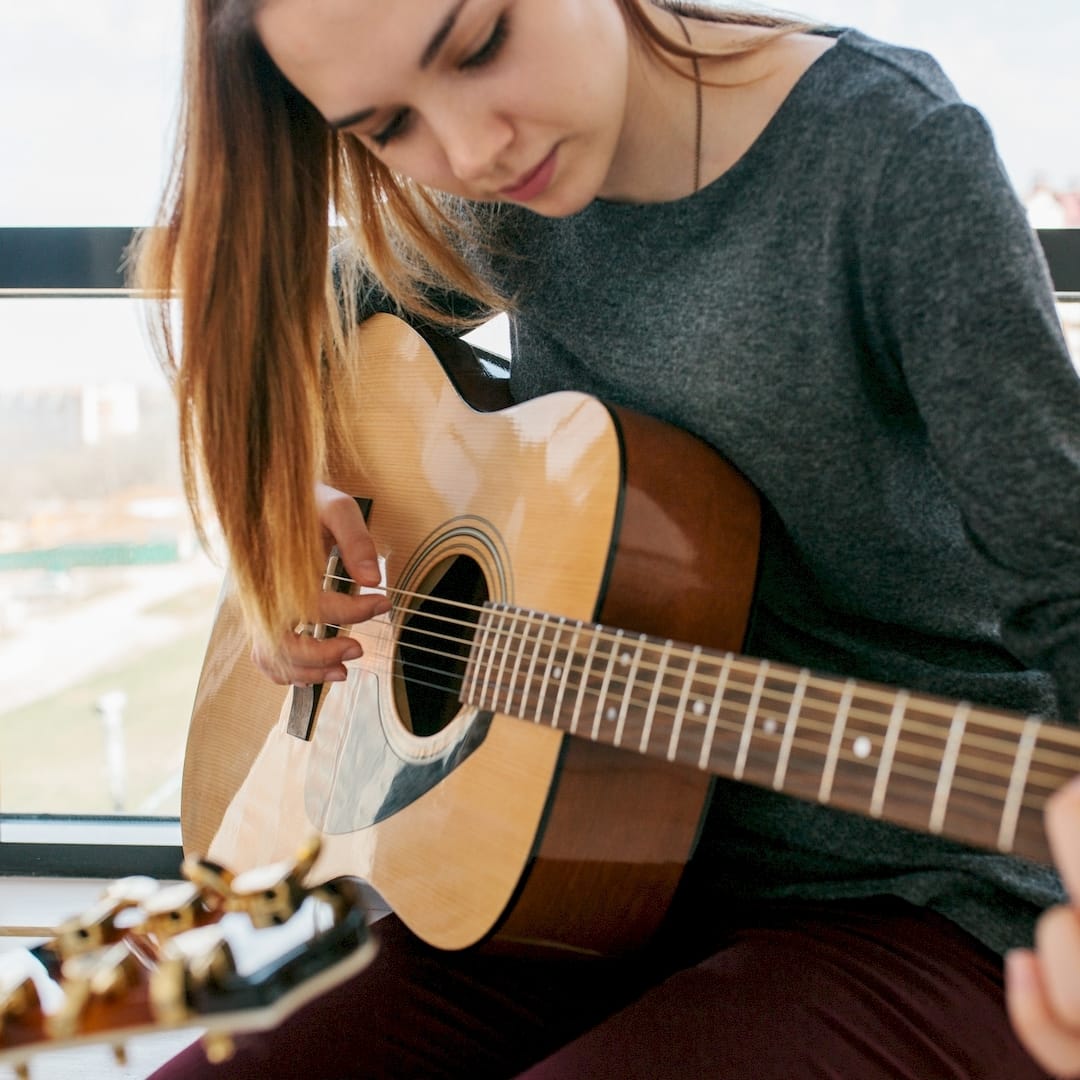 Egy gitároktató gitároktatás közben Pécelen