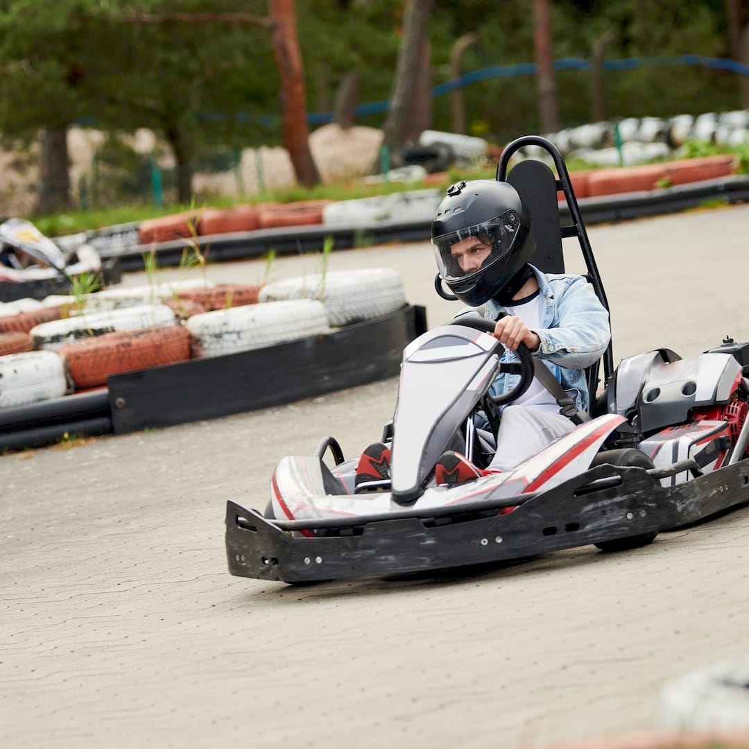 Egy sportedző gokart edzés közben Zircon