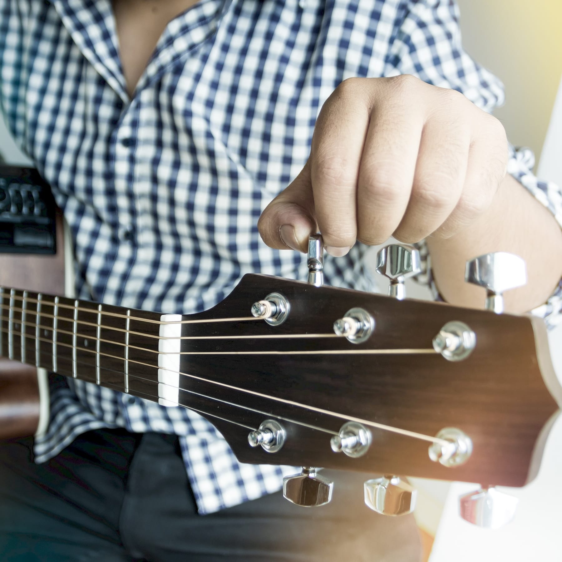 Egy hangszerész bariton gitár hangolás közben Makóen