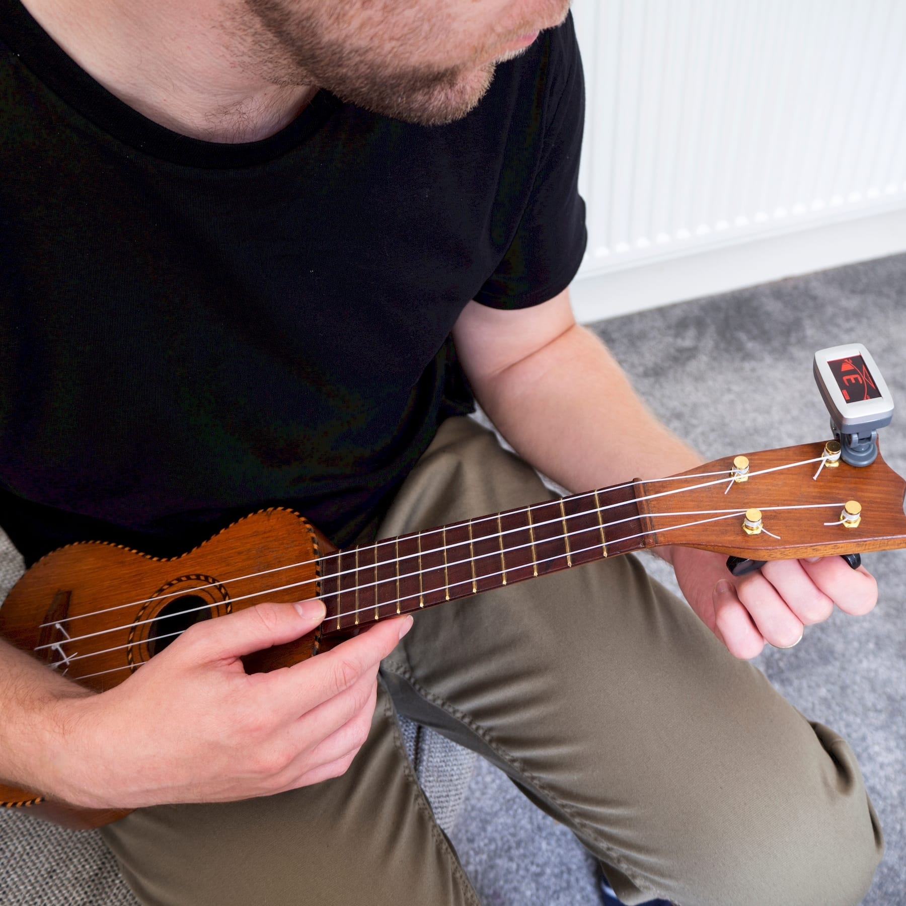 Egy hangszerész klasszikus gitár hangolás közben Makóen