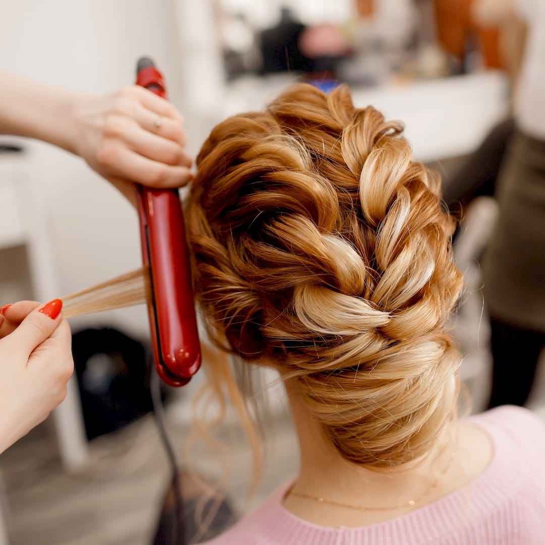Egy oktató stylist képzés közben Ibrányban
