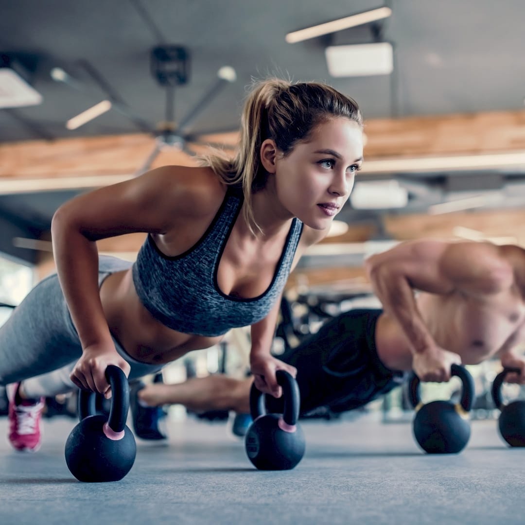 Egy személyi edző kettlebell edzés közben Zircon