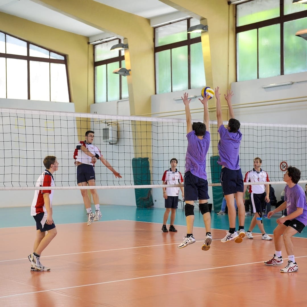 Egy sportedző kezdő röplabda edzés közben Pilisen