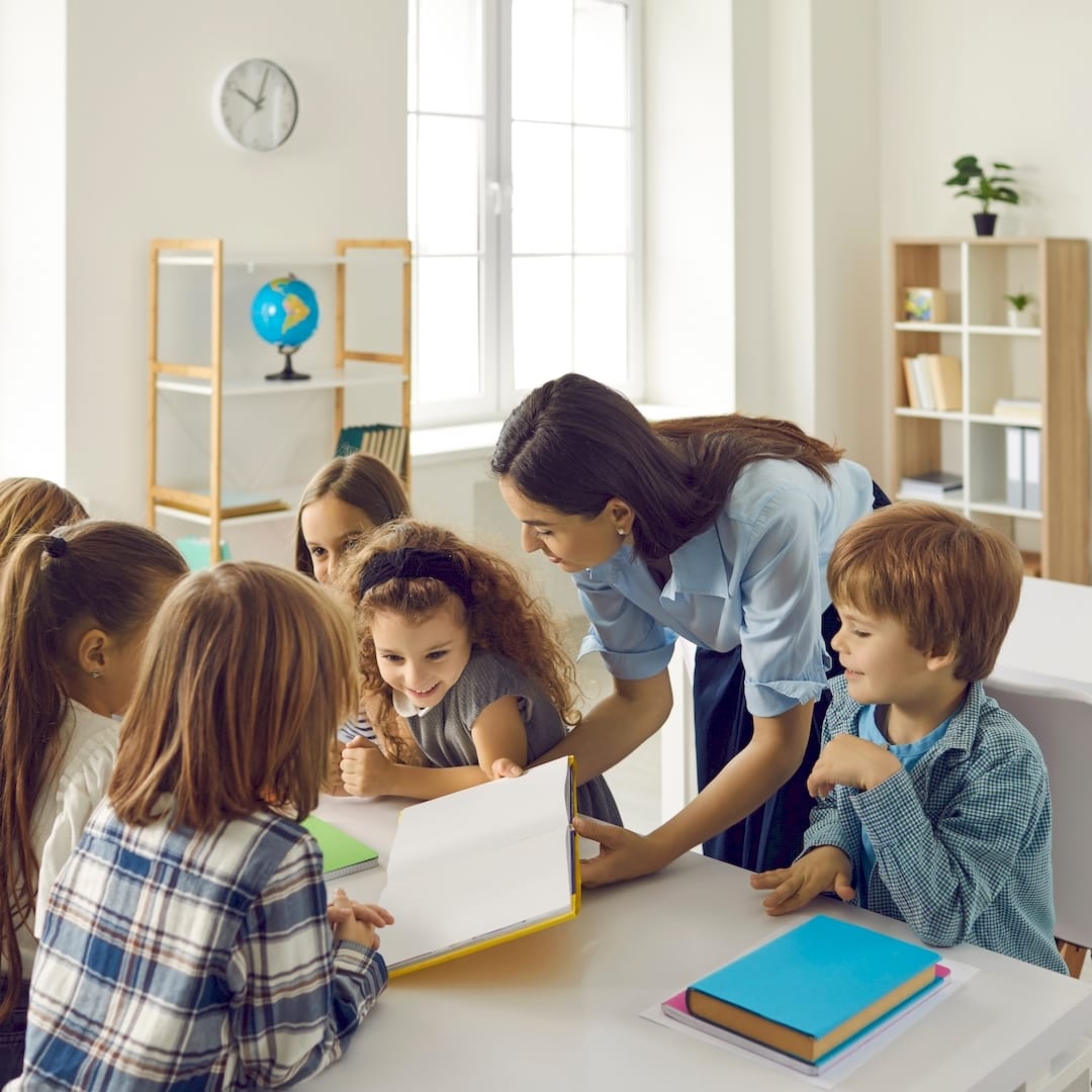 Egy magántanár középiskolai matematika korrepetálás közben Pétervásáran