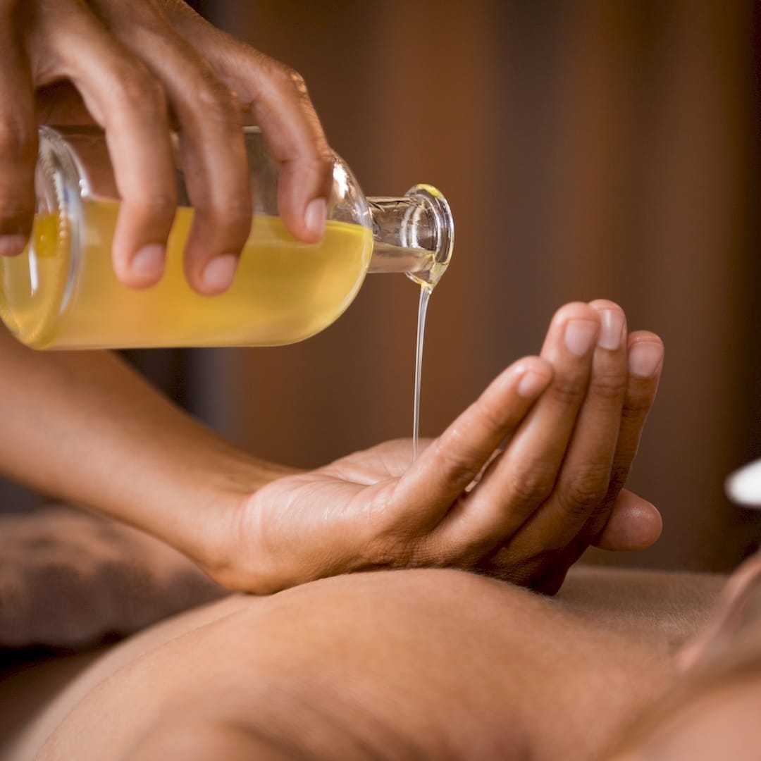 Egy masszőr aromaterápiás masszázs közben Nagymányoken