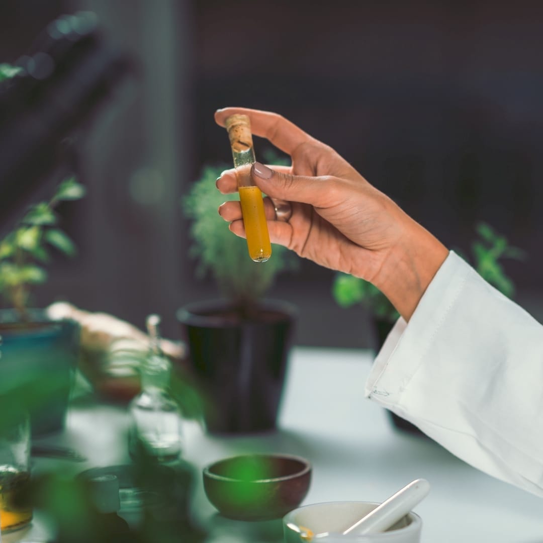Egy terapeuta homeopátiás kezelés közben Szegeden