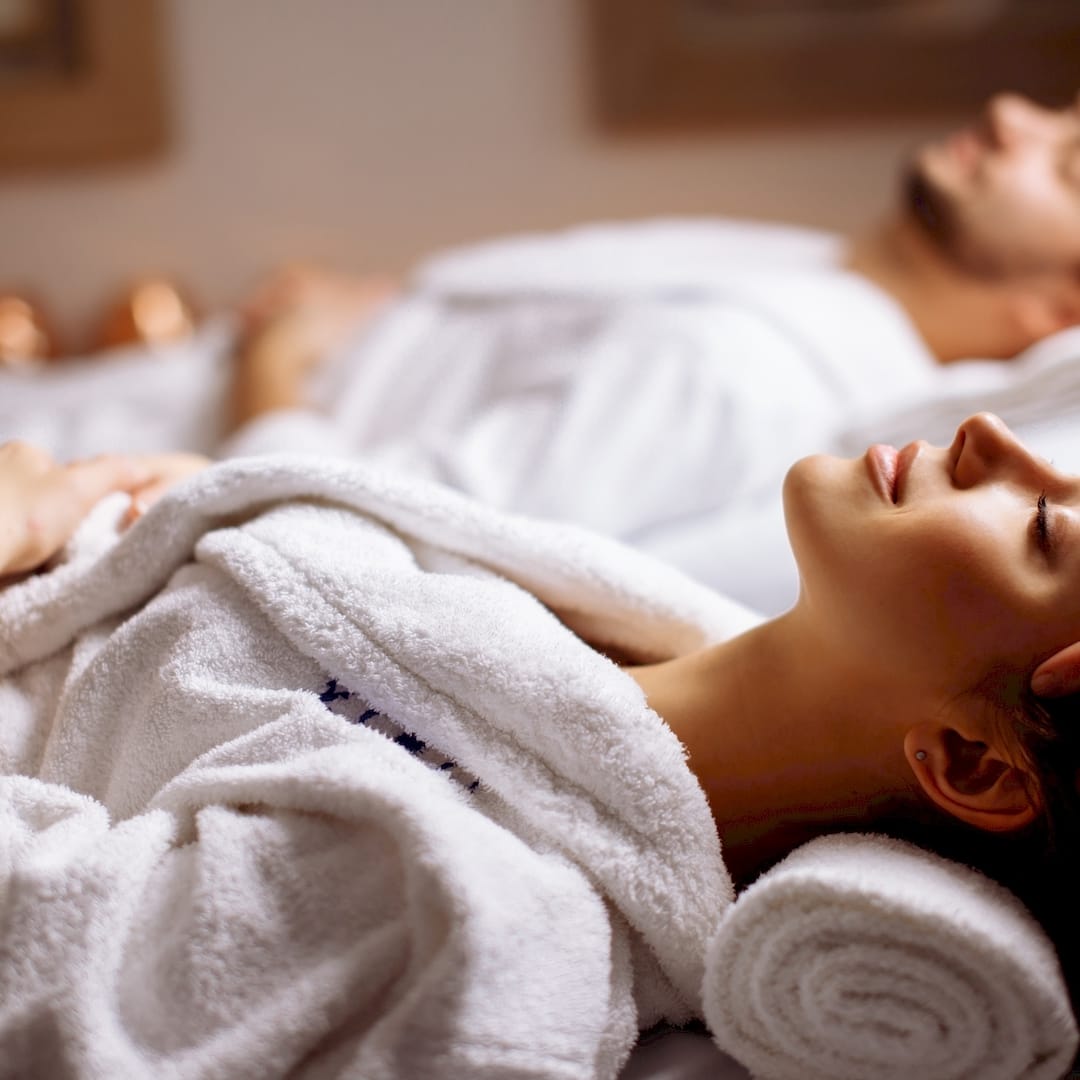 Egy masszőr spa masszázs közben Ibrányban
