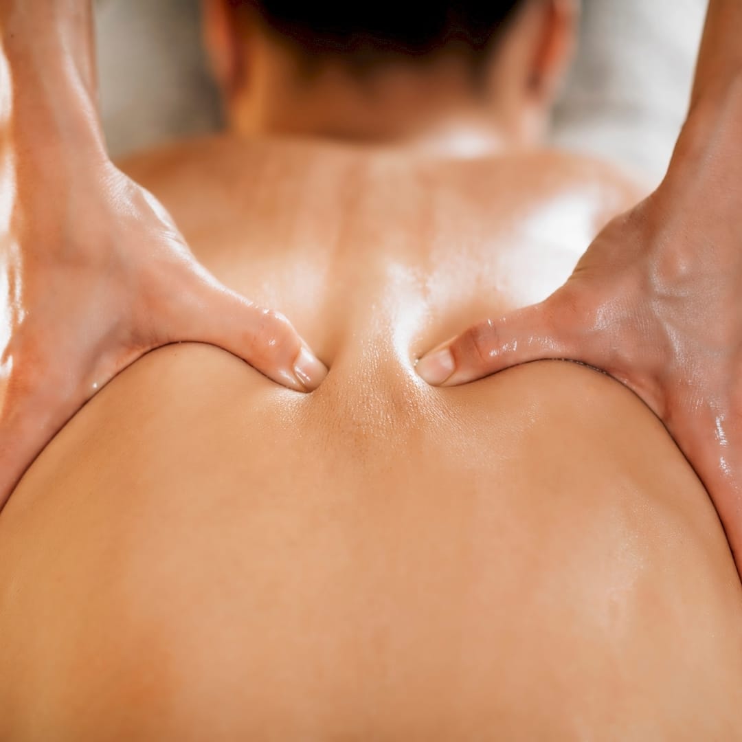 Egy masszőr wellness masszázs közben Szegeden