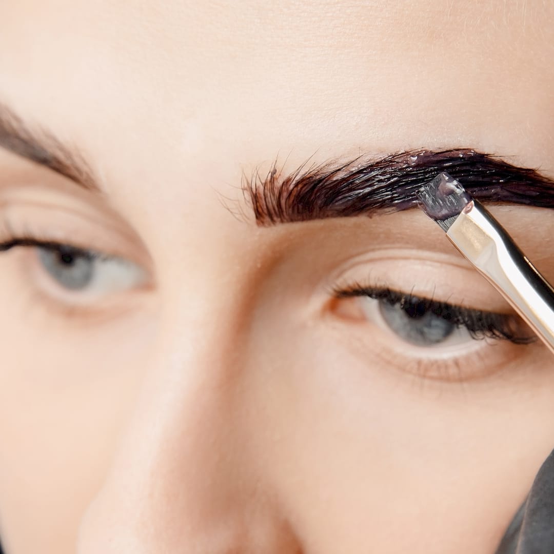 Egy kozmetikus microblading szemöldök tetoválás közben Körösladányen