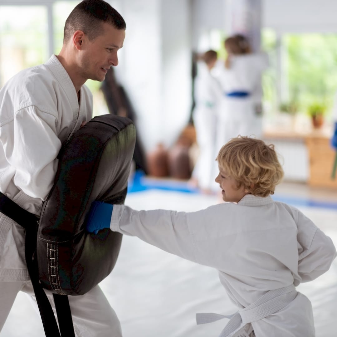 Egy edző mma edzés gyerekeknek közben Szolnokon