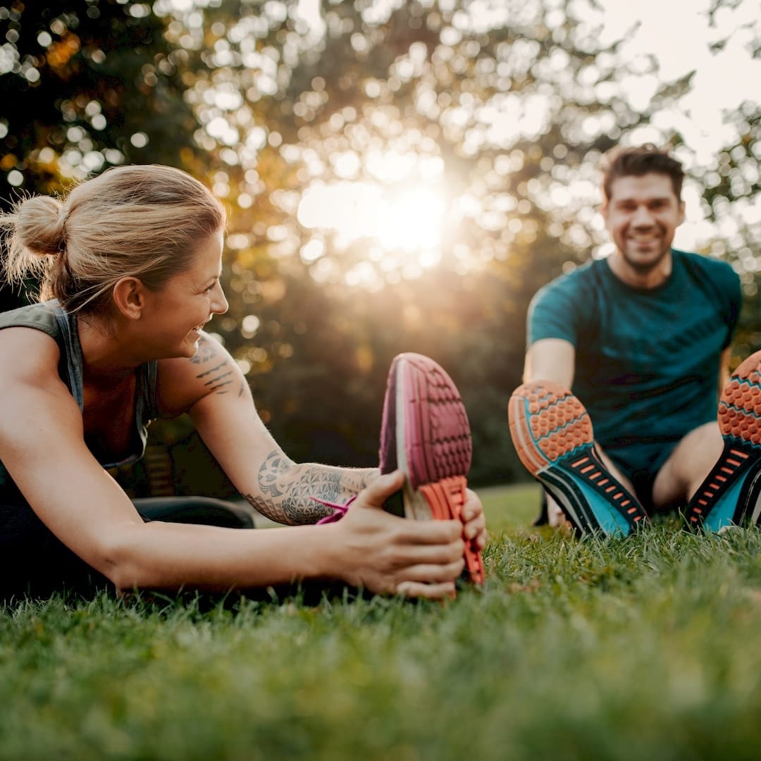 Egy személyi edző nordic walking edzés közben Táten