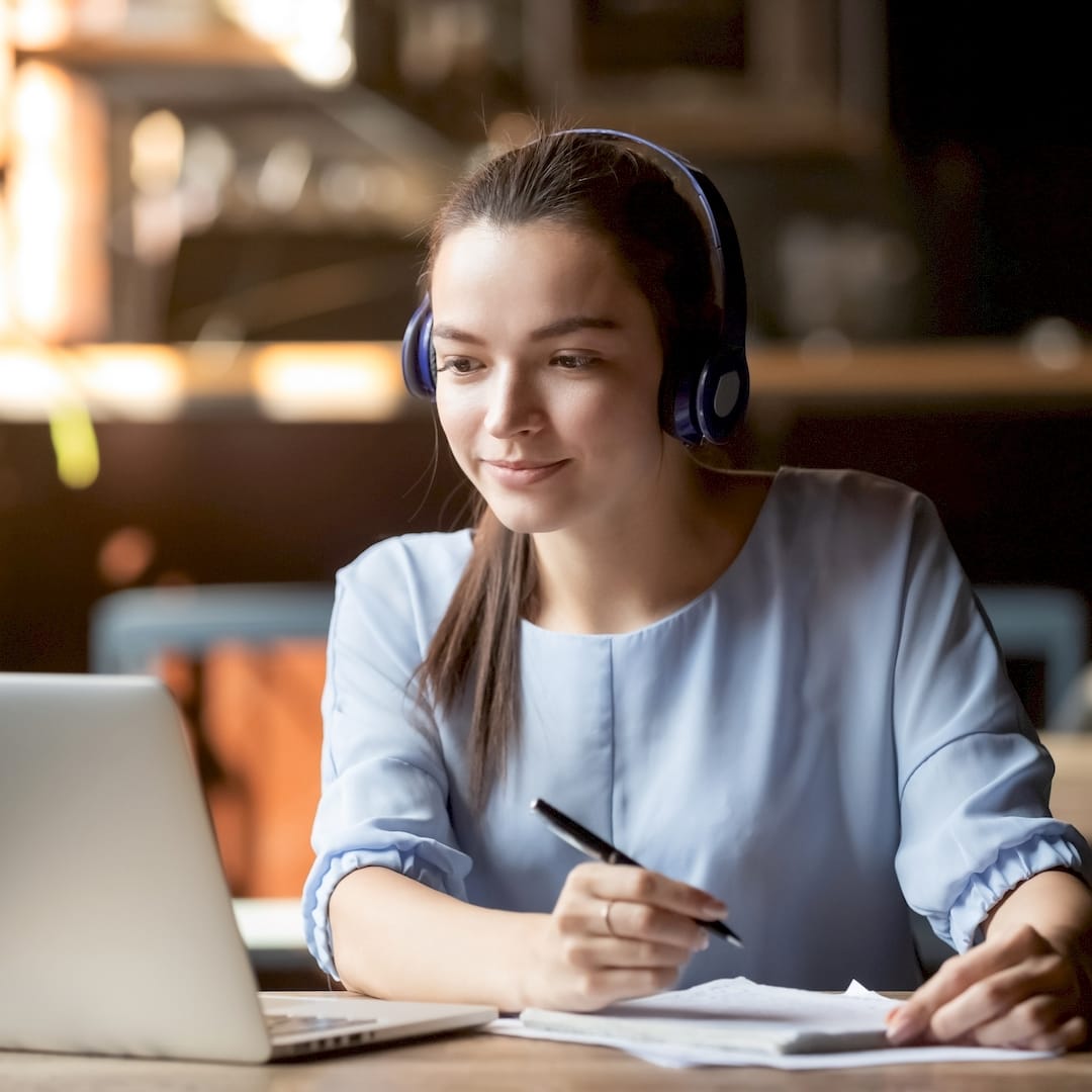 Egy magántanár online matek korrepetálás közben Lőrincien